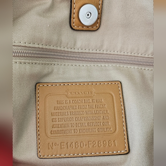 Coach Signature Hadley Duffle Bag Excellent - Picture 2 of 10